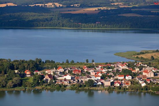Zamkowy Mlyn na tle jeziora Dabrowa Duza. EU, Pl, warm-maz. Lotnicze.